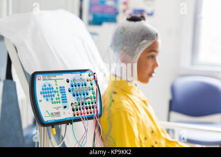 Kinder leiden unter Kopfschmerzen, die sich ein Elektroenzephalogramm (EEG), Epilepsie Screening, Angouleme, Frankreich. Stockfoto