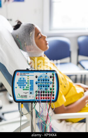 Kinder leiden unter Kopfschmerzen, die sich ein Elektroenzephalogramm (EEG), Epilepsie Screening, Angouleme, Frankreich. Stockfoto