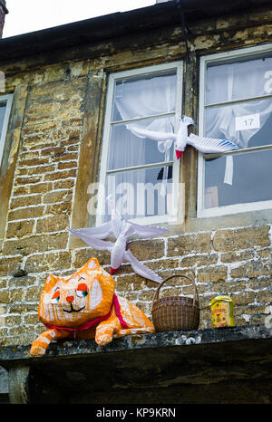 Eine Vogelscheuche ähnelt Bagpuss, Träumen über den Fang von Vögeln, einer der Einträge in Lacock Dorf jährlichen Wettbewerb in Wiltshire UK Stockfoto