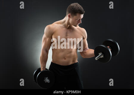 Bestimmt muskulösen Mann Training mit Kurzhanteln Stockfoto