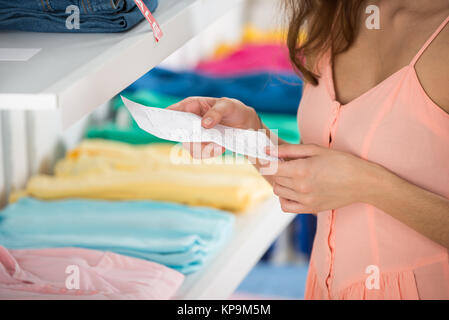 Frau mit Eingang im Bekleidungsgeschäft Stockfoto