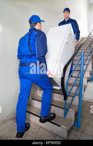 Movers Kühlschrank auf die Schritte zu Hause Stockfoto