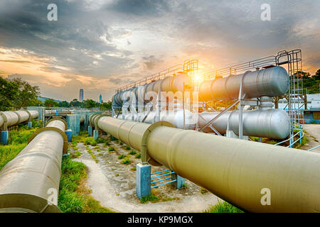 Öl- und Gasindustrie Raffinerie Werk bei Sonnenuntergang Stockfoto