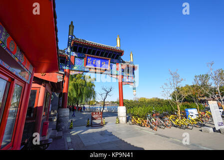 Peking, China - Apr 14,2017: Peking houhai Straße im Winter, Houhai ist der größte der drei Seen von Shichahai, in der Innenstadt gelegen. Stockfoto