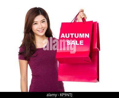 Happy Shopping Frau heben die Taschen übersicht Herbst Verkauf Stockfoto