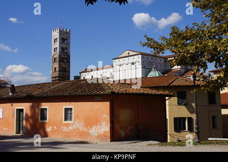 Blick von der Stadtmauer auf der kethedrale San Martino Stockfoto