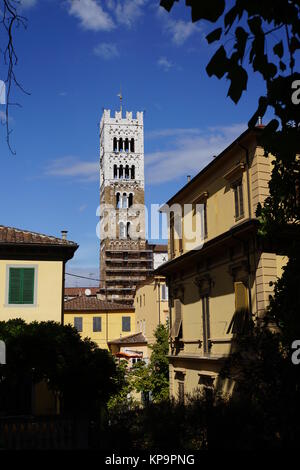 Blick von der Stadtmauer auf der kethedrale San Martino Stockfoto