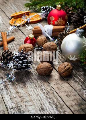 Weihnachtsdekoration mit Christbaumkugeln, Walnüsse. Stockfoto