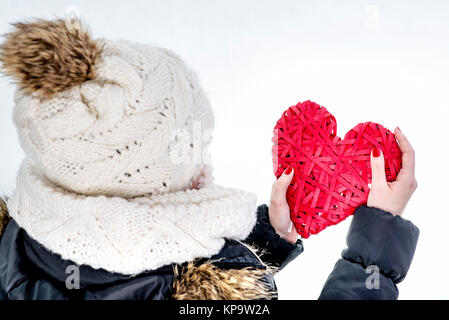 Frau, die roten Wicker Herz. Stockfoto