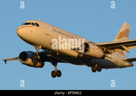 British Airways Airbus A319-131 Düsenflugzeug g-eupa in Sonderfarben „Olympic Dove“ gemalt und landet am Flughafen London Heathrow, Großbritannien Stockfoto