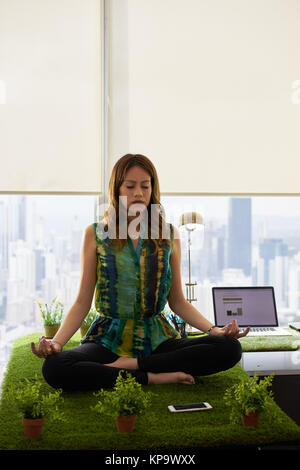 Business Woman Yoga Meditation am Tisch im Büro Stockfoto