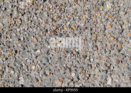 Pellets in alten Asphalt Stockfoto