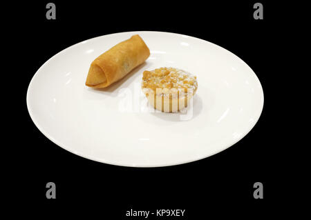 Vorspeise-Sampler mit Frühlingsrolle und Torte auf weiße Schale Stockfoto