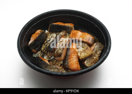 Gegrillter Lachs auf gekochtem Reis in Schüssel Stockfoto