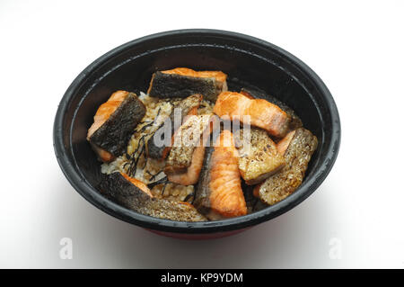 Gegrillter Lachs auf gekochtem Reis in Schüssel Stockfoto