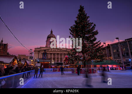 Sonnenuntergang über dem Winter Wonderland im Old Market Square, Nottingham Nottinghamshire England Großbritannien Stockfoto