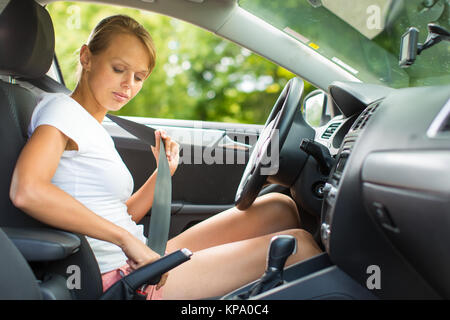 Junge Frau, die ihr Auto, auf dem Weg von der Arbeit nach Hause Stockfoto