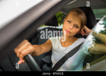 Junge Frau, die ihr Auto, auf dem Weg von der Arbeit nach Hause Stockfoto