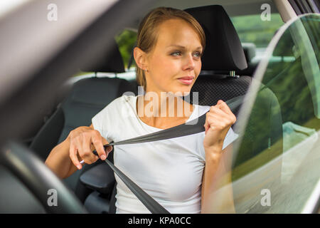 Junge Frau, die ihr Auto, auf dem Weg von der Arbeit nach Hause Stockfoto