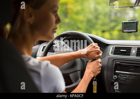 Junge Frau, die ihr Auto, auf dem Weg von der Arbeit nach Hause Stockfoto