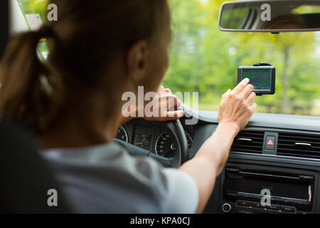 Junge Frau, die ihr Auto, auf dem Weg von der Arbeit nach Hause Stockfoto