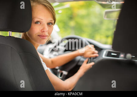 Junge Frau, die ihr Auto, auf dem Weg von der Arbeit nach Hause Stockfoto