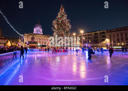 Eislaufen im Winter Wonderland im Old Market Square, Nottingham Nottinghamshire England Großbritannien Stockfoto