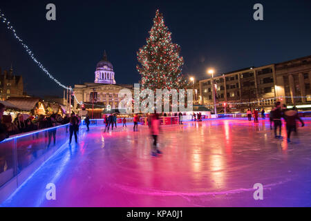 Eislaufen im Winter Wonderland im Old Market Square, Nottingham Nottinghamshire England Großbritannien Stockfoto