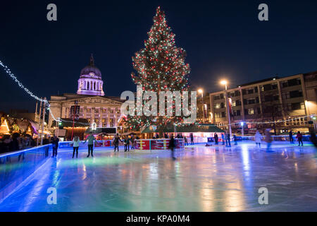 Eislaufen im Winter Wonderland im Old Market Square, Nottingham Nottinghamshire England Großbritannien Stockfoto