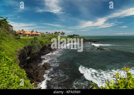 Pura Batu Bolong Tempel auf dem schönen Felsen im Morgenlicht, Tanah Lot, Bali, Indonesien. Stockfoto