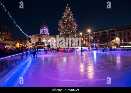 Eislaufen im Winter Wonderland im Old Market Square, Nottingham Nottinghamshire England Großbritannien Stockfoto