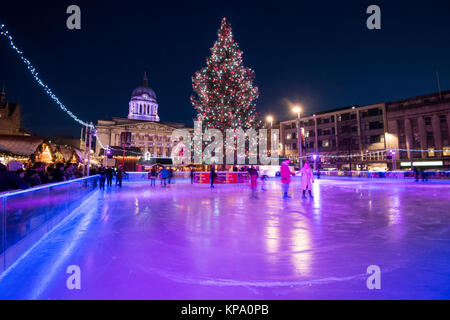 Eislaufen im Winter Wonderland im Old Market Square, Nottingham Nottinghamshire England Großbritannien Stockfoto