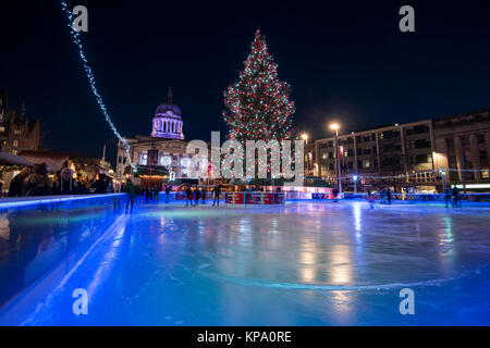 Eislaufen im Winter Wonderland im Old Market Square, Nottingham Nottinghamshire England Großbritannien Stockfoto