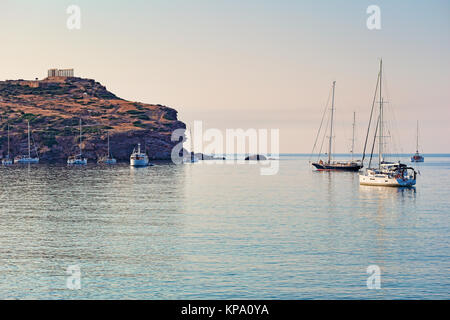 Schiffe an der Tempel des Poseidon (448 - 440 v. Chr.) in Sounio, Griechenland Stockfoto