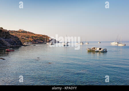 Schiffe an der Tempel des Poseidon (448 - 440 v. Chr.) in Sounio, Griechenland Stockfoto