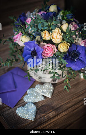 schöner Blumenstrauß Blumen und Herzen Stockfoto