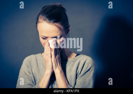 Junge Frau, die leiden an schweren Depressionen/Angst/Trauer Stockfoto