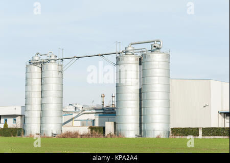 Industrielle Silos für die chemische Produktion von rostfreiem Stahl Stockfoto