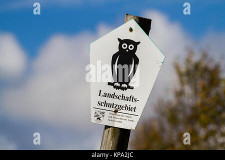 Kennzeichnung Landschaftsschutzgebiet in Sachsen Anhalt Zeichen auf Holz- Stapel Stockfoto