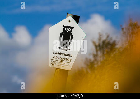 Kennzeichnung Landschaftsschutzgebiet in Sachsen Anhalt Schild auf Holzpfahl Stockfoto