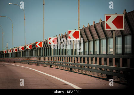 Zeichen für eine längere Reihe ist auf die Schutzbarriere auf der Autobahn fest. Trassa M4 Don, Russland, Krasnodar. Stockfoto