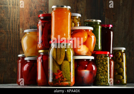 Gläser mit eingelegtem Gemüse, fruchtig, Kompott und Marmelade Stockfoto