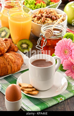 Zusammensetzung mit Frühstück auf den Tisch. Balnced Diät. Stockfoto