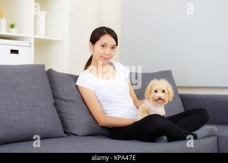 Asien Frau und Pudel zu Hause Stockfoto