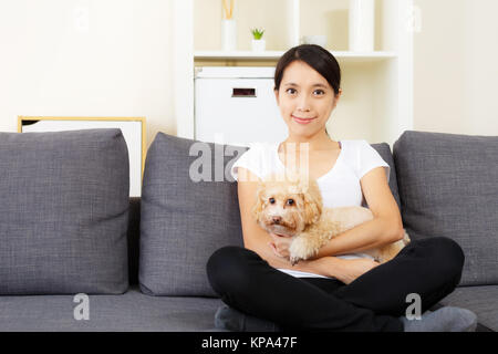 Asien Frau und Pudel Hund zu Hause Stockfoto