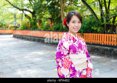 Schöne Frau mit Kimono Stockfoto