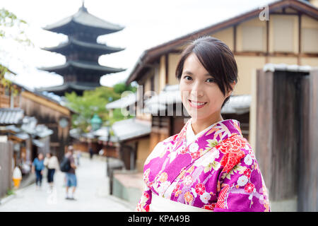 Japanische Frau tragen Kimonos im yasaka Pagode Stockfoto