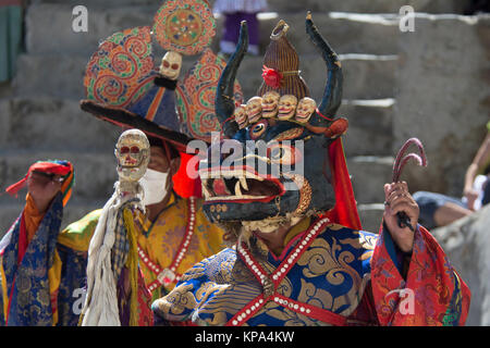 Buddhistischen Lama in der rituellen Maske führt die heilige Cham Tanz im tibetischen Kloster, den Himalaya. Stockfoto