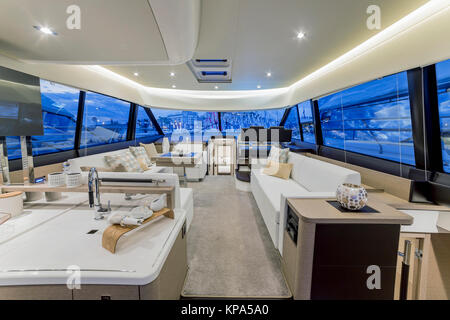 CANNES, Frankreich - September 9th, 2015. Luxuriöses Interieur einer modernen Yacht. YACHTING FESTIVAL 2015, Cannes. Stockfoto