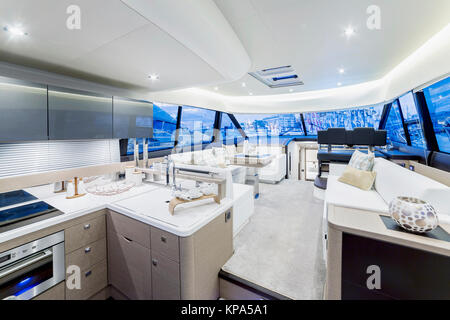 CANNES, Frankreich - September 9th, 2015. Luxuriöses Interieur einer modernen Yacht. YACHTING FESTIVAL 2015, Cannes. Stockfoto